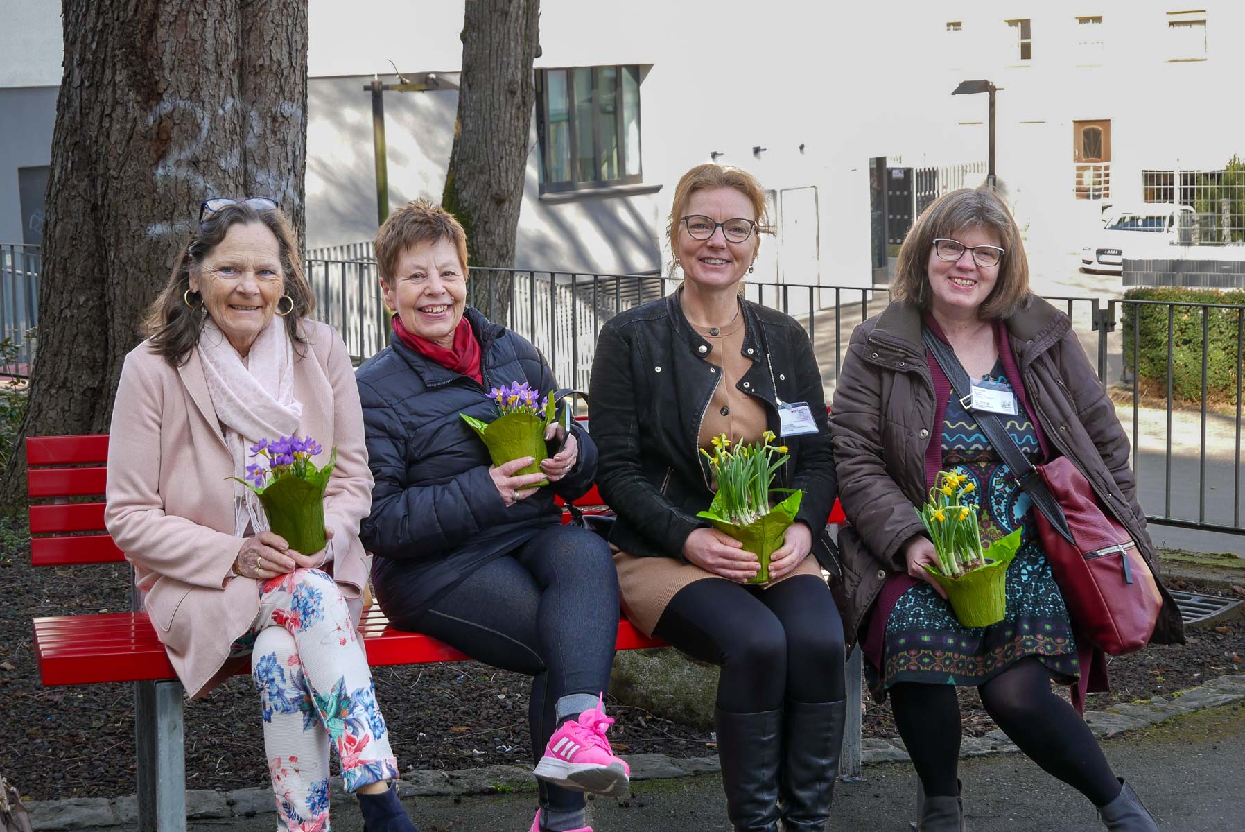 Rote Bank (Gisela Stecher, Susanne Föll,Dr. Agnes Perjesi,Angelika Neudek) Einweihung Rote Bank